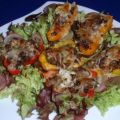 Gefüllte Mini-Paprika auf Weintrauben-Blattsalat