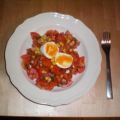 Tomatensalat mit Mais und gekochtem Ei. Total[...]