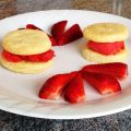 Erdbeersorbet mit Biskuit
