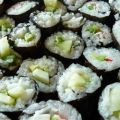 Sushi mit Gurke und Avocado