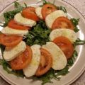 Tomaten mit Mozzarella auf Rucola