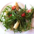 Spargel-Rucola-Salat mit Erdbeeren
