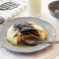 Germknödel mit Mohnzucker und zerlassener Butter