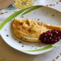 Omelette mit Camembert gefüllt und Preiselbeeren