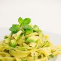 Bandnudeln in Kräuteröl mit Zucchinilinguini[...]
