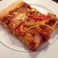 Pizza mit Käserand, Paprika und Schinken