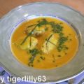 Kürbissuppe mit feurigen Käse-Nockerln