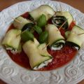 Zucchini-Feta-Röllchen in Tomatensugo