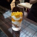 Vanillemousse mit exotischem Fruchtcoulis