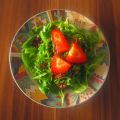 Mausohrsalat mit Rauke und Erdbeeren