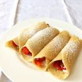 Pfannkuchen-Röllchen gefüllt mit Erdbeeren