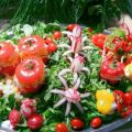Griechische Salatplatte mit gefüllten Tomaten[...]