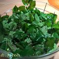 Salat aus Avocadoeiern mit Wildpflanzen und Brot