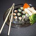 Sushi mit Chinakohl und Räucherlachs