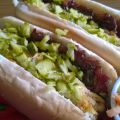 Hot Dogs mit Speck, Zwiebeln und Käse