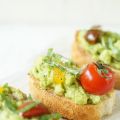 [Vegan] Crostini mit Avocado und Cherrytomaten