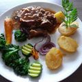 Rollbraten an gebratenen Pellkartoffeln mit[...]