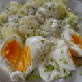 Pochierte Eier in Kräutersoße