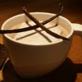 Heiße Schoko-Kokos-Milch mit frischer Vanille