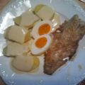 Fisch mit Senfsoße, Eier und Pellkartoffeln
