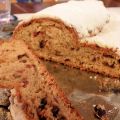 Christstollen mit Cranberries und Orangensirup