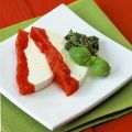 Frischkäse-Tomaten-Terrine mit Kürbiskern-Pesto