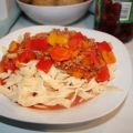 Bandnudeln mit Paprika-Bolognese