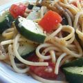 Spaghettisalat mit Gurken und Tomaten