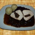 Mit Käse und Backpflaumen gefüllte Putenbrust