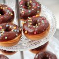 Mini Donuts mit Schokoladen-Glasur