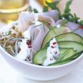 Gurken-Salat mit Putenbrust und Sprossen