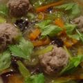 Gemüsesuppe mit Fleischbällchen und Glasnudeln