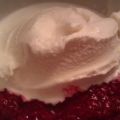 Weiße Schokolade-Eis mit heißer Himbeersoße