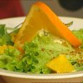 Grüner Salat mit Orange und Walnuss