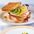 Schinken-Sandwich mit Frucht