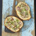 Flammkuchen mit grünem Spargel