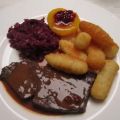 Hirschbraten mit Blaukraut und Kroketten