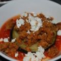 Aubeginen-Couscous-Türmchen auf Tomatensauce
