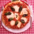Bolognese-Pasta-Pizza mit Basilikum