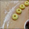 Kinder in der Küche: Mürbeteigkugeln