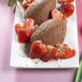 Schokoladen-Mousse mit Rosmarin-Erdbeeren
