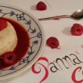 Panna Cotta auf Himbeerspiegel