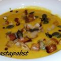 Kürbissuppe mit Birnen und Brezelcroutons