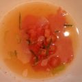Klare Tomatensuppe mit rohen Kalbsfiletscheiben
