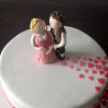 Hochzeitsherztörtchen mit Dirndl-Leder Brautpaar