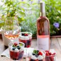 Rosé-Weingelee mit Beeren und Minzcreme
