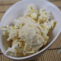 Weißes Schoko-Karamell Eis mit Popcorn