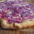 Flammkuchen mit roten Zwiebeln, Ziegenkäse und[...]