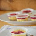 Käsekuchen etwas errötet, dank roter Grütze