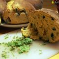 Brötchen mit Oliven und getrockneten Tomaten